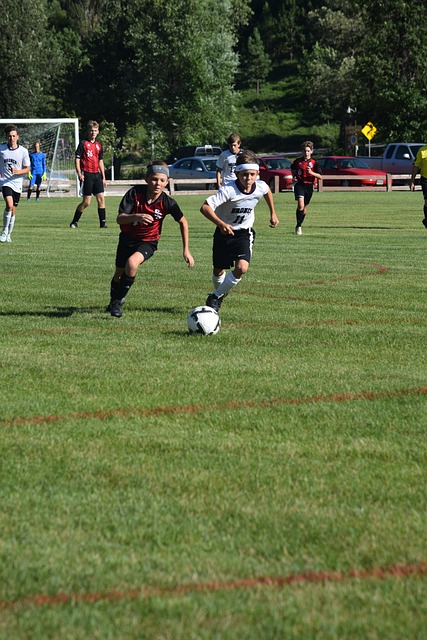 杜兰特砍下30分奋力拼搏！绿军双塔46+18难挡，布克13投仅14分挣扎不止.